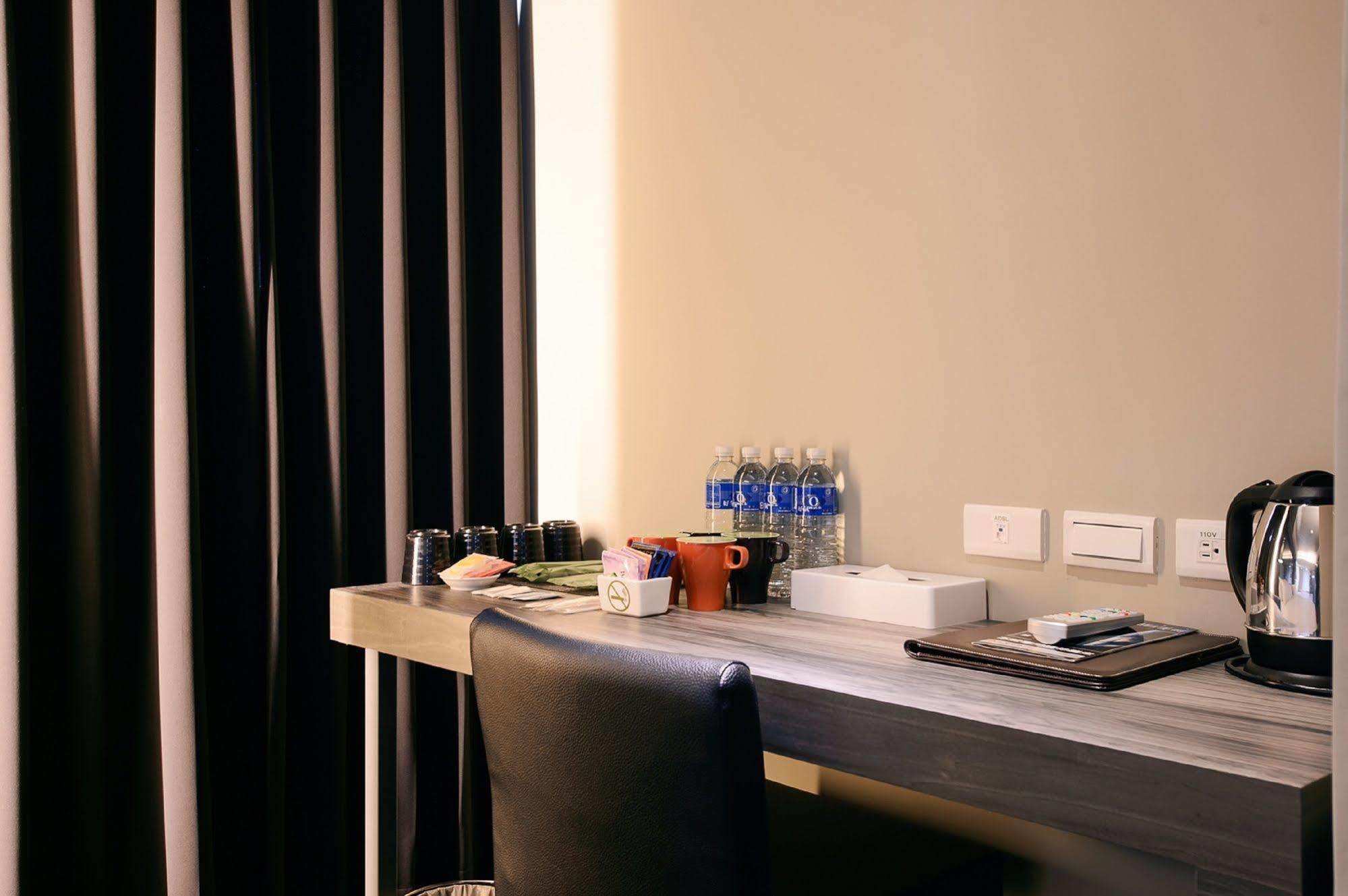 Kiwi Express Hotel - Jiuru Rd Каосюн Екстериор снимка