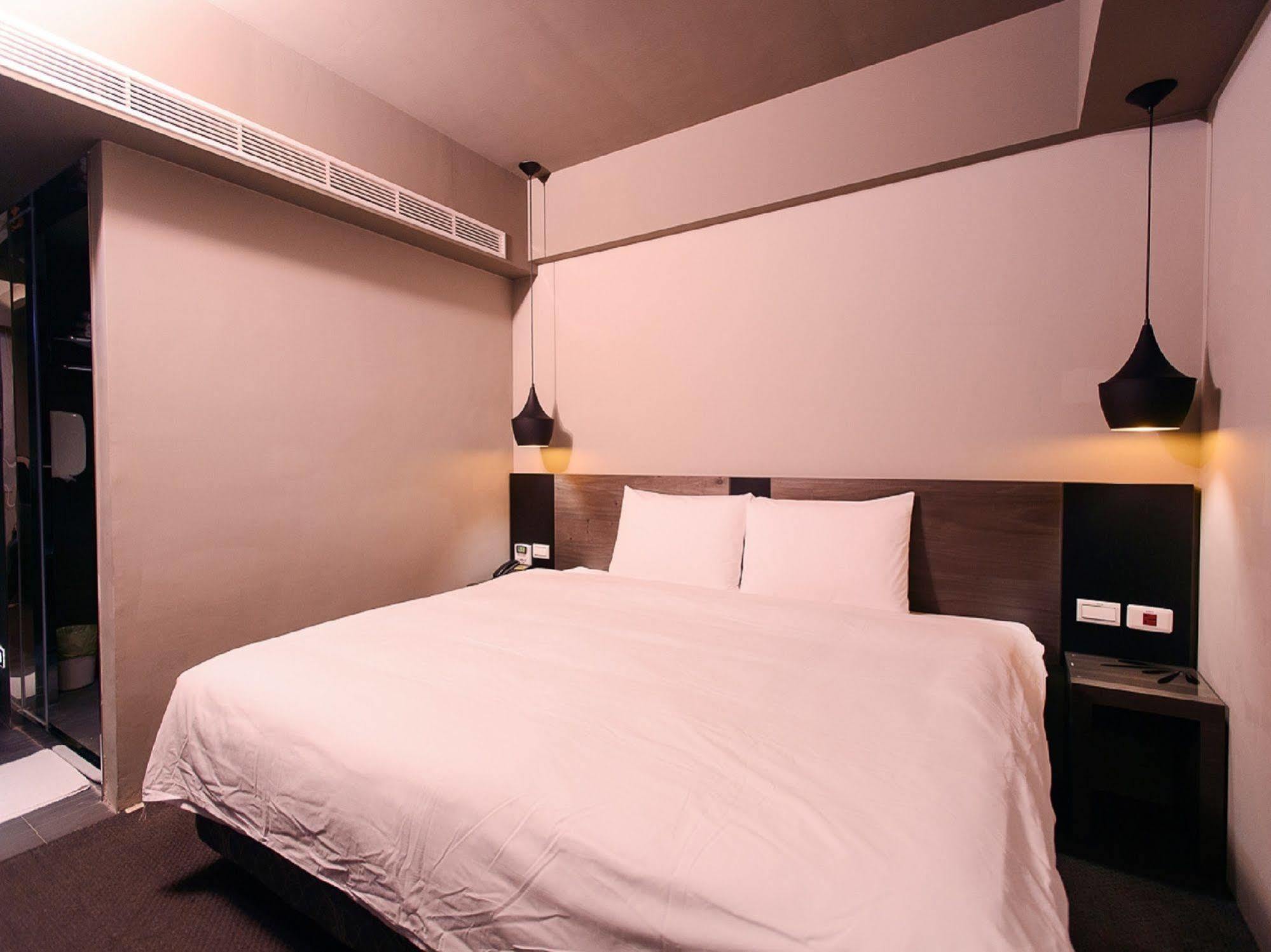 Kiwi Express Hotel - Jiuru Rd Каосюн Екстериор снимка