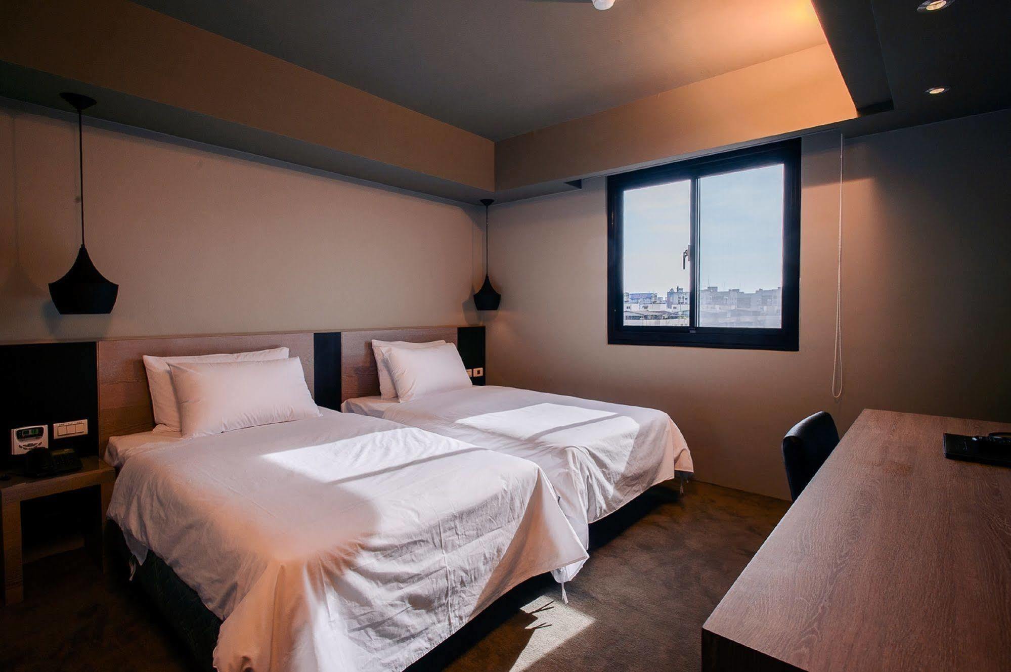 Kiwi Express Hotel - Jiuru Rd Каосюн Екстериор снимка