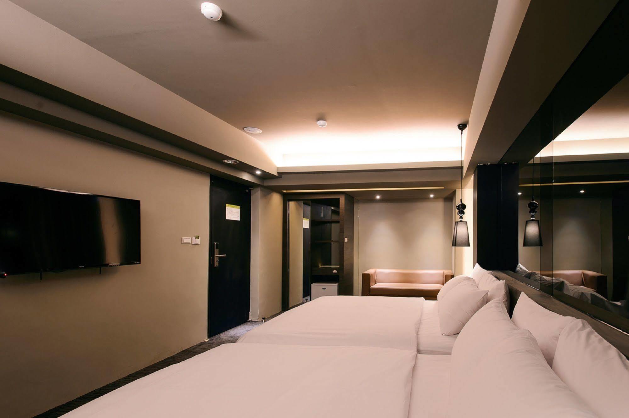 Kiwi Express Hotel - Jiuru Rd Каосюн Екстериор снимка
