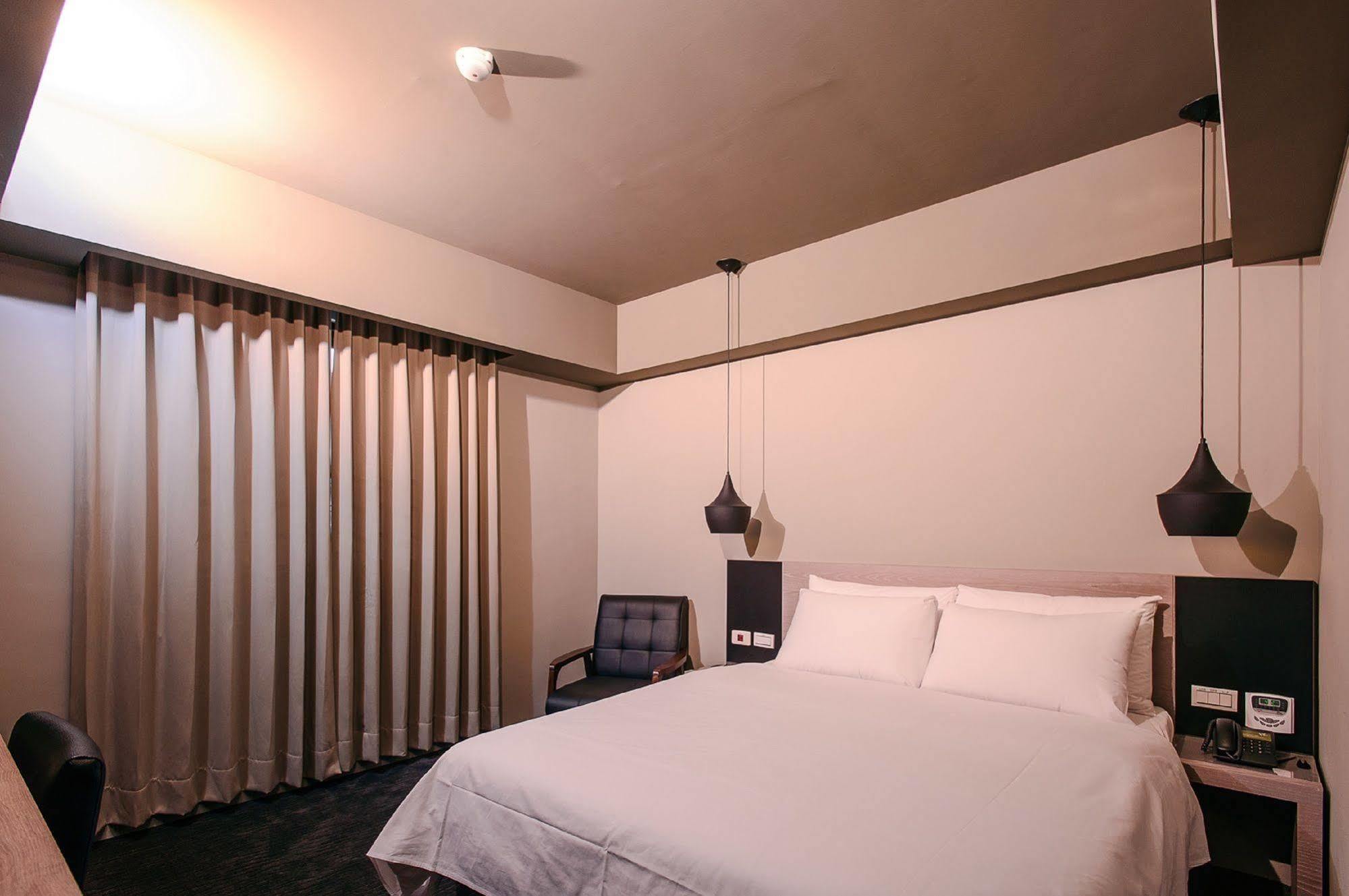 Kiwi Express Hotel - Jiuru Rd Каосюн Екстериор снимка
