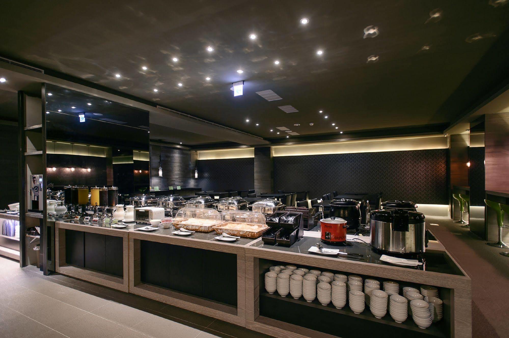 Kiwi Express Hotel - Jiuru Rd Каосюн Екстериор снимка